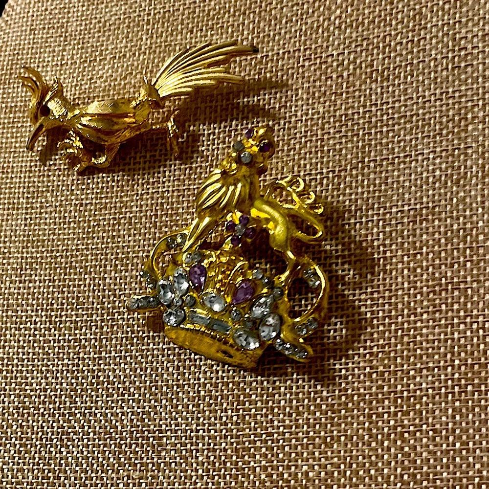 Bundle of 2 gold plated vintage brooches